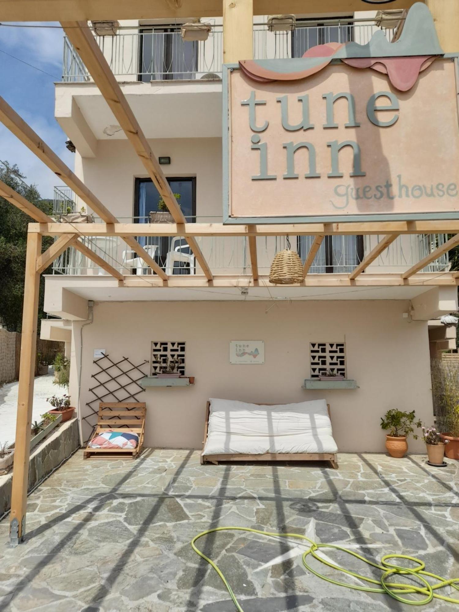Tune Inn Activity Guesthouse- Over 24'S Ipsos Luaran gambar